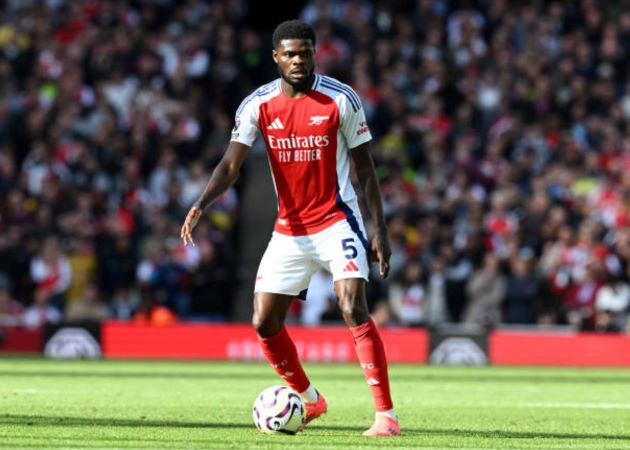 Thomas Partey – 7: Ngôi sao người Ghana giúp Arsenal làm chủ tuyến giữa, đồng thời đem đến sự cân bằng giữa tấn công và phòng ngự. Partey chuyền thành công 87/95 lần, thắng 5/9 pha tranh chấp, thực hiện chính xác 5 cú tắc bóng.